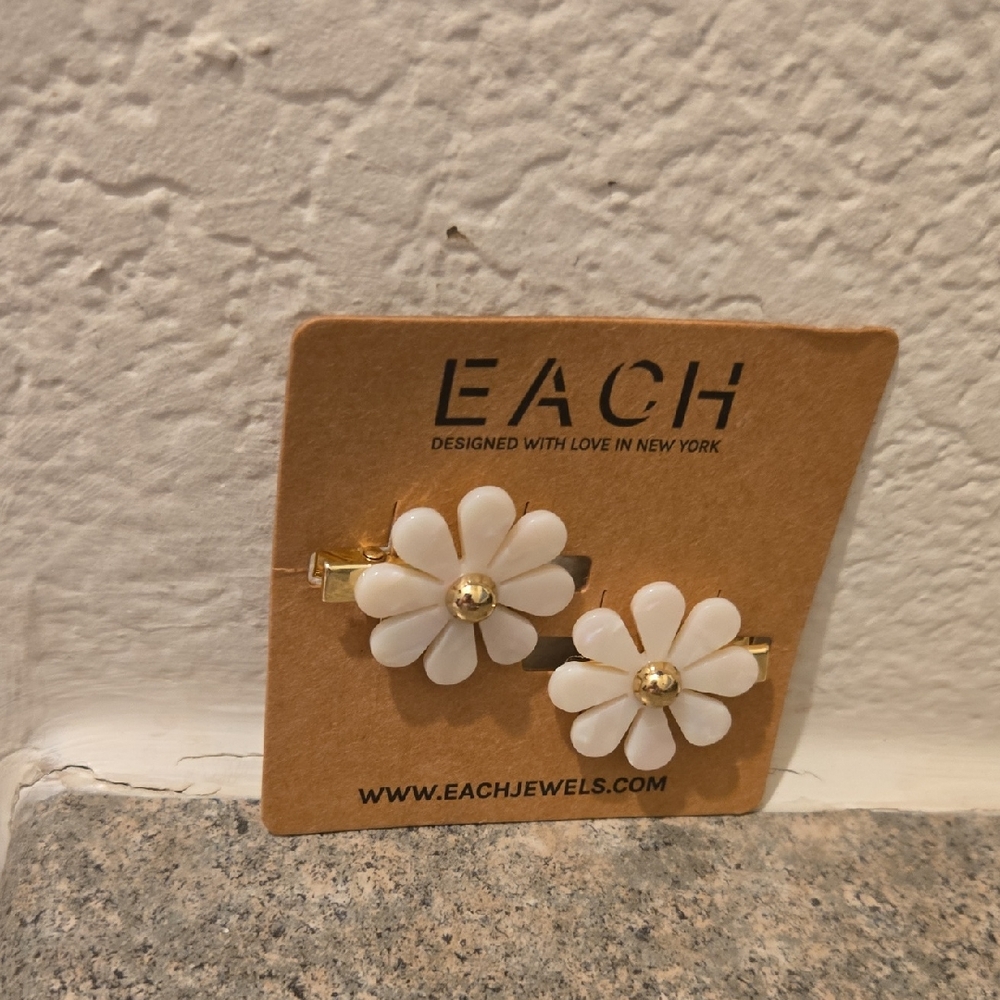 Each White and Gold Flower Hair Clips Nwt